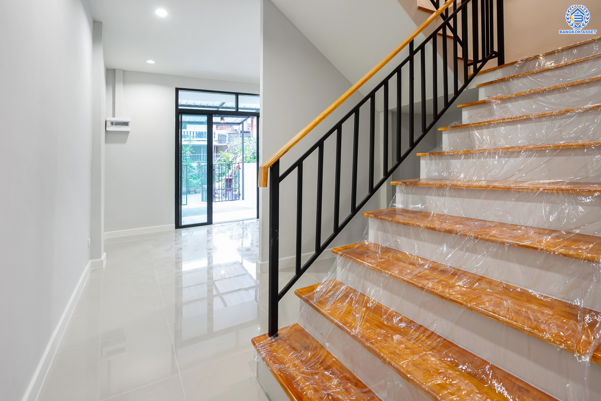 บ้านมือสองตกแต่งใหม่ ม.ฉัตรมณี บางซ่อน ทาวน์เฮ้าส์ 3 ชั้น หลังมุม เนื้อที่ 23.3 ตร.ว. ฟังก์ชัน 3 ห้องนอน 3 ห้องน้ำ จอดรถได้ 2 คัน บนที่สุดแห่งทำเล! ย่านกรุงเทพ-นนท์ ใกล้ตลาดจตุจักร ทางด่วน "ศรีรัช" และรถไฟฟ้าสายสีม่วง "สถานีบางซ่อน"